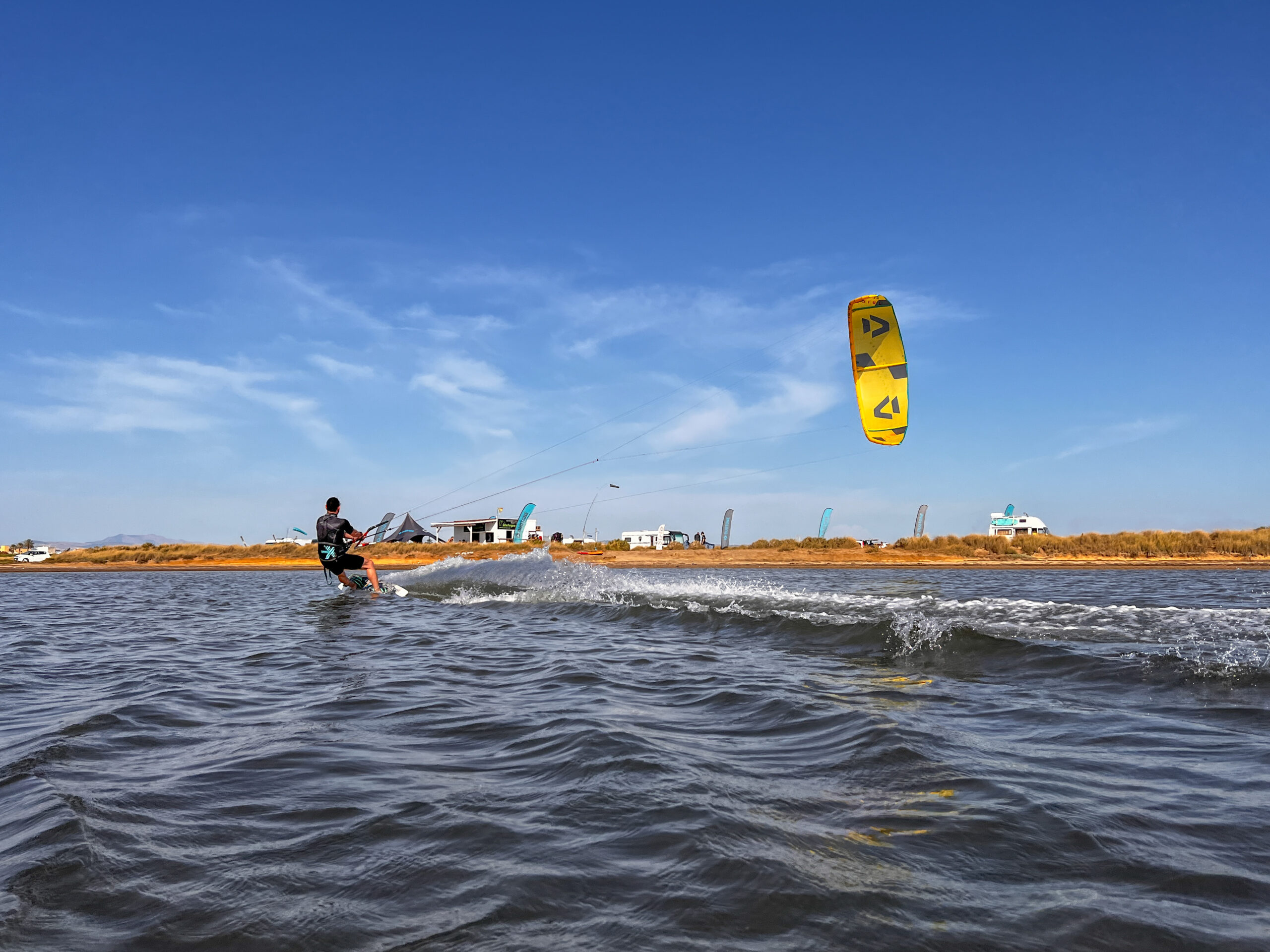 kitesurfer-kiteschule-kitelagune Kitesurfer vor der Kiteschule Kitelagune